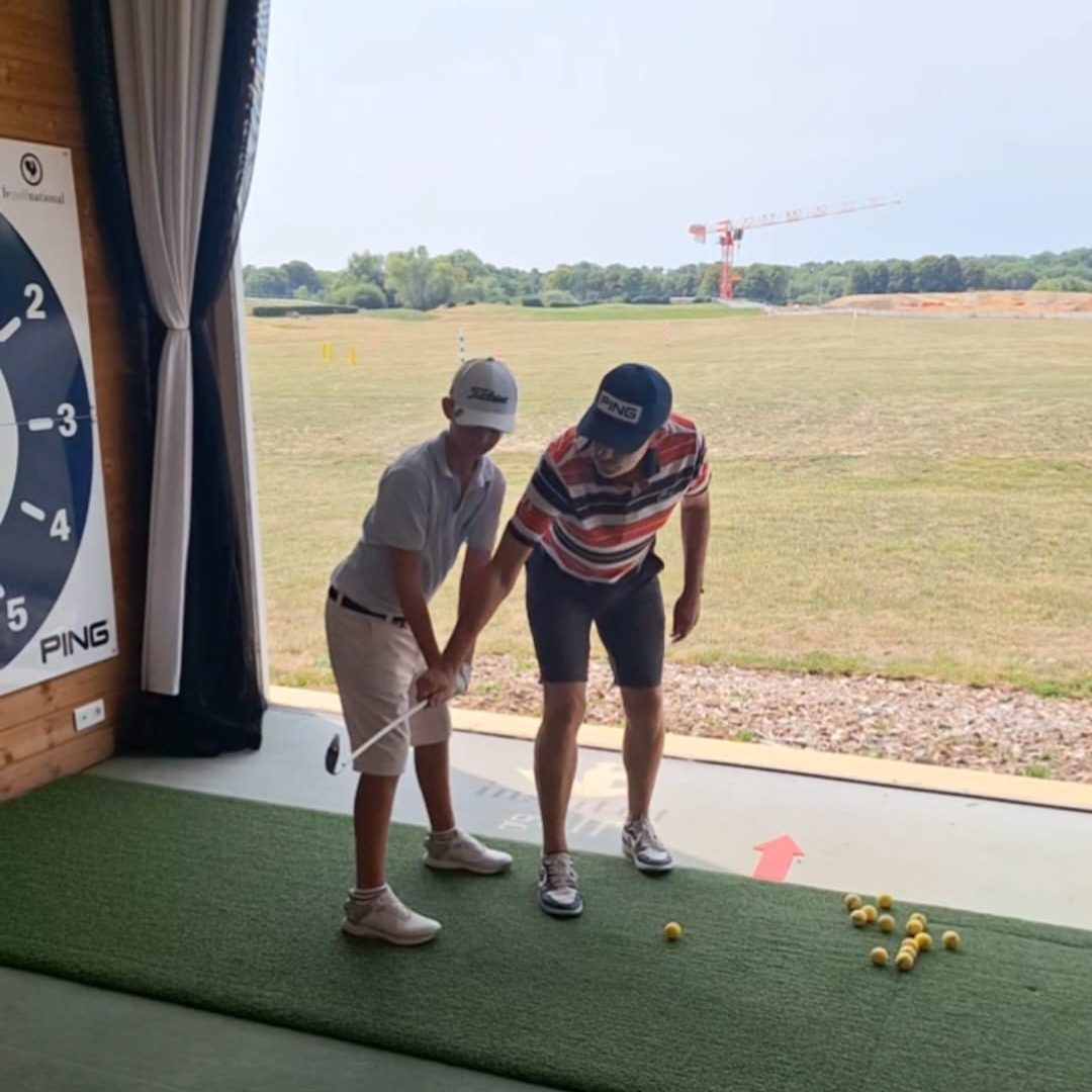 Jeune golfeur en pleine séance de swing lors d’un stage de golf au Golf National