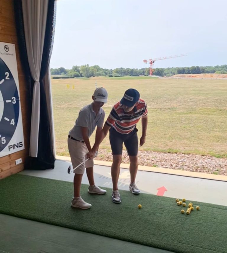 Golf coach corrigeant un élève pendant un cours golf au practice pour apprendre golf efficacement
