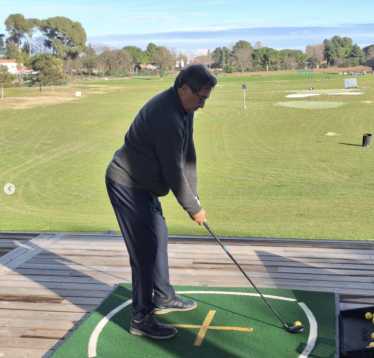 Joueur concentré au practice pendant un entrainement golf pour apprendre golf avec régularité